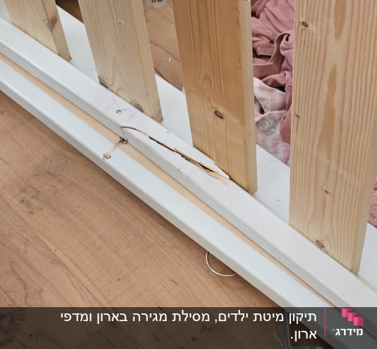 נזק בעץ במעקה עץ על רצפת עץ